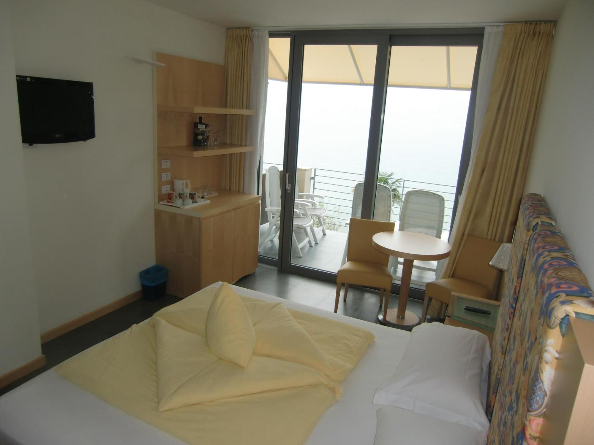 Beach Hotel Du Lac Мальчезине Экстерьер фото